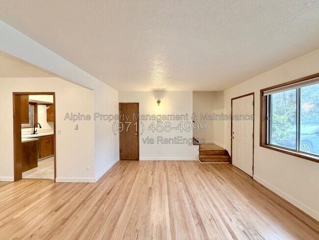 Building Photo - 7030 SW Canyon Crest Dr