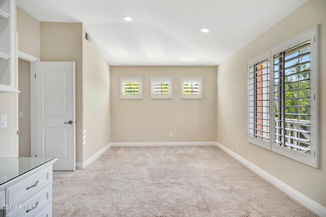 Building Photo - 3044 Ferncrest Pl