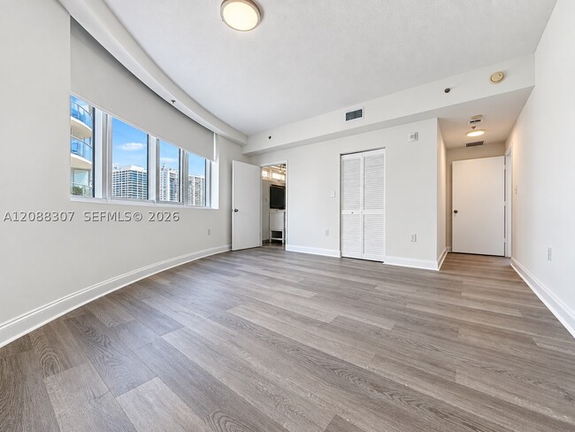 Building Photo - 6580 Indian Creek Dr