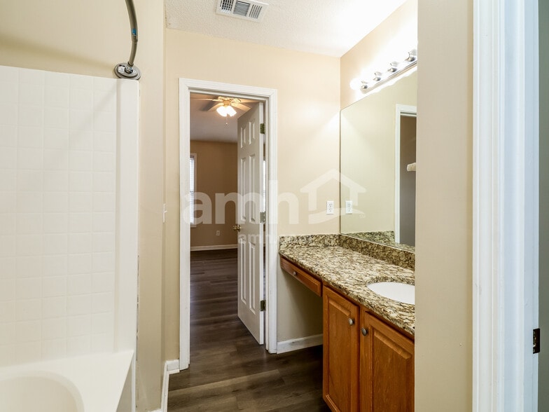 Building Photo - 120 Lake Linden Dr