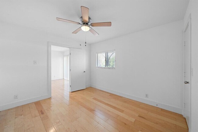 Building Photo - 1313 E 52nd St