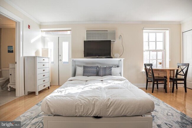 Building Photo - 1716 Pine St