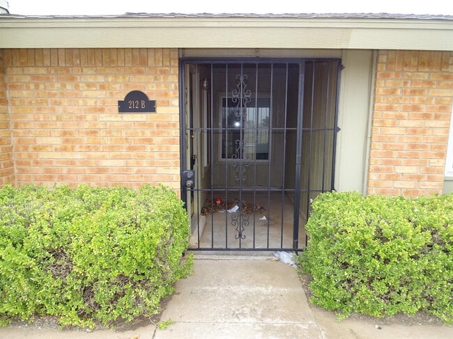 Building Photo - 206 N Troy Ave