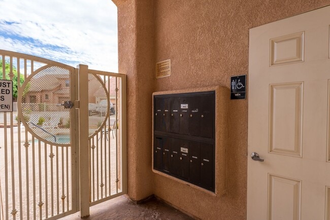 Building Photo - Gated Community 2 Bed/2 Bath Condo Furnished Long term Boat deep garage