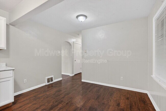 Building Photo - 224 S Harvey Ave