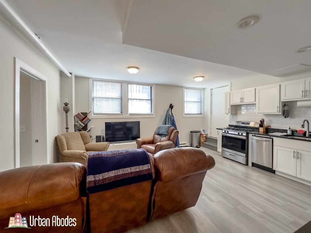 Building Photo - 730 W Roscoe St