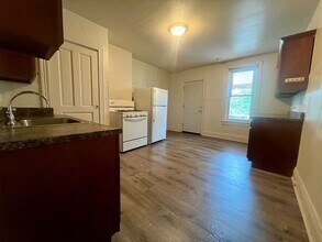 Building Photo - Large 3 BR in South Oakland! Covered Balcony! Close to Campus!