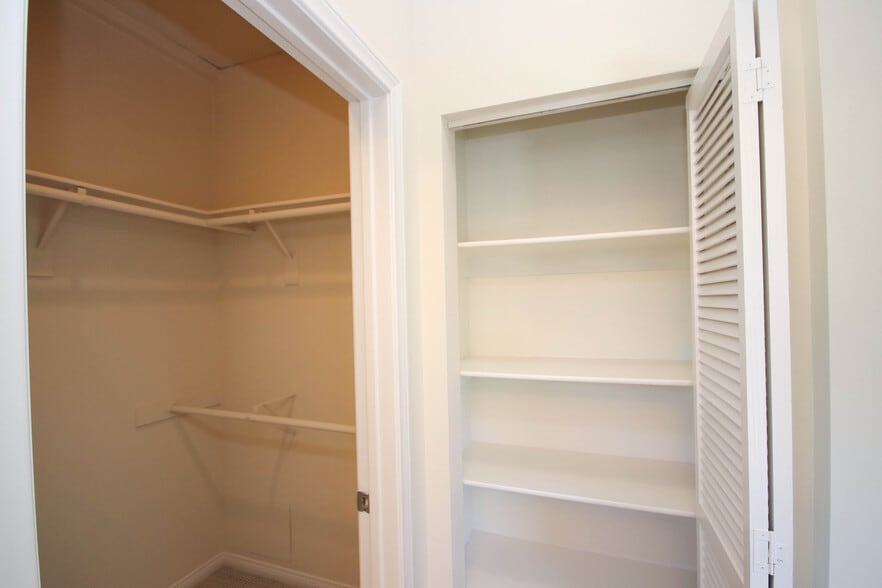 Building Photo - 111 S Oak Knoll Ave