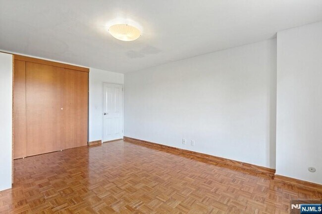 Building Photo - 2352 Linwood Ave