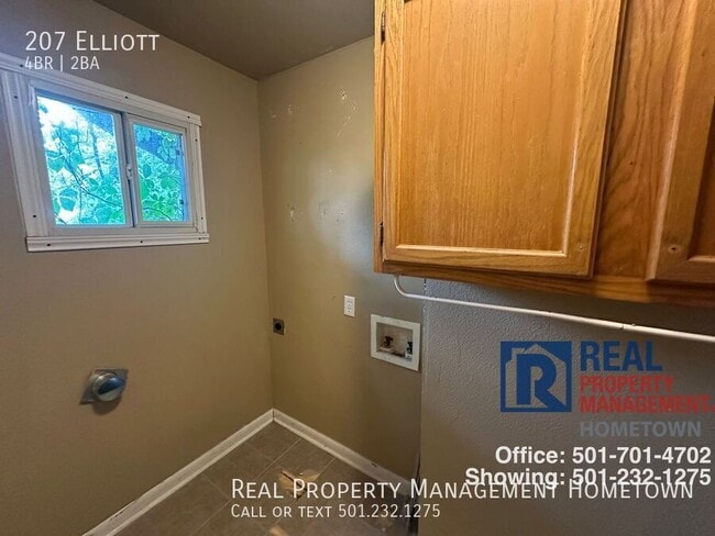 Building Photo - 207 Elliott-