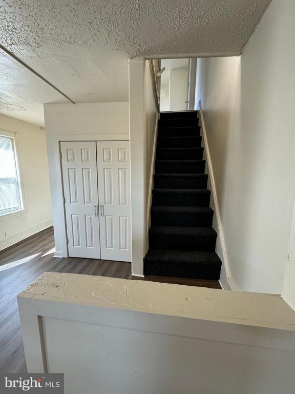 Building Photo - 620 W 2nd St