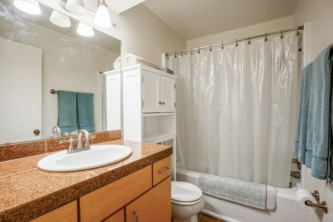 Building Photo - Light-Filled Upstairs Condo in a Prime Loc...