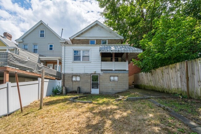 Building Photo - Stunning 3 bedroom home in Pittsburgh avai...