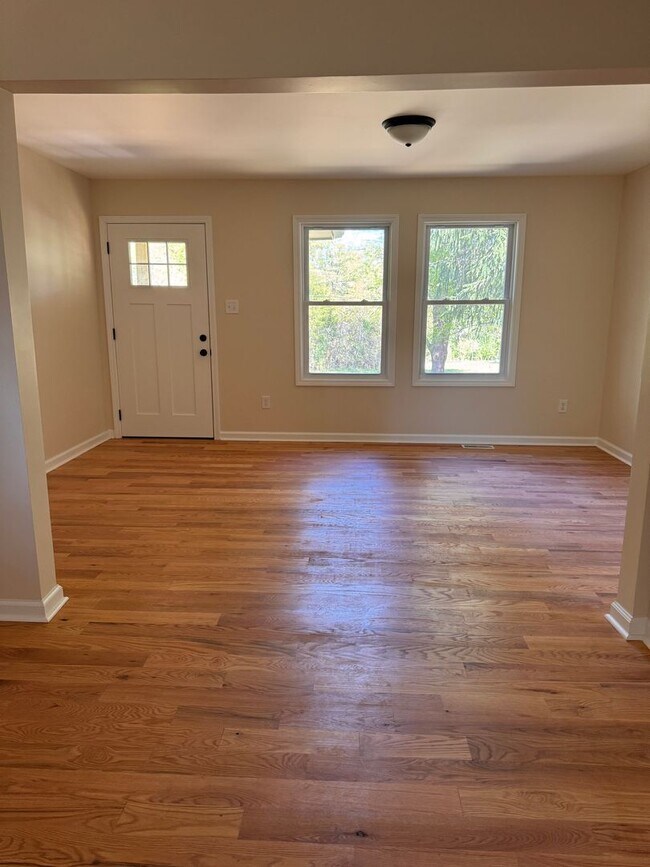 Building Photo - 3 Bedroom || 1 Bathroom - Single Family Home