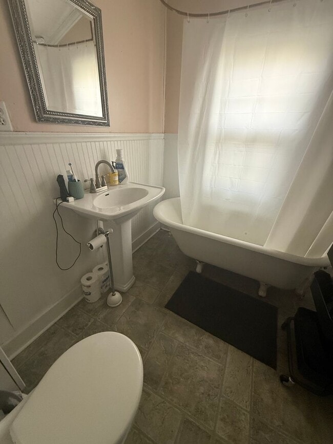 Building Photo - Charming 2-Bedroom 1 Bathroom Home located...