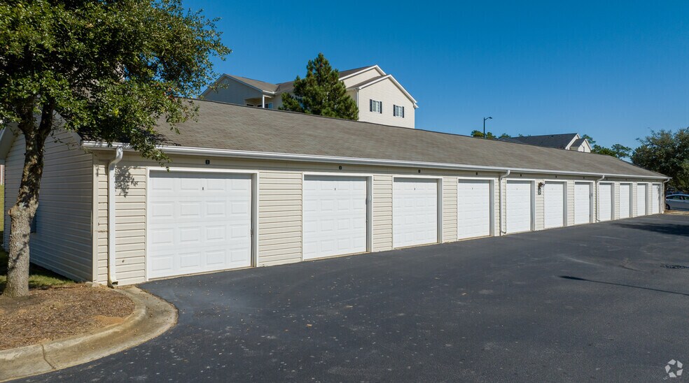 Garages - The Summit on 401