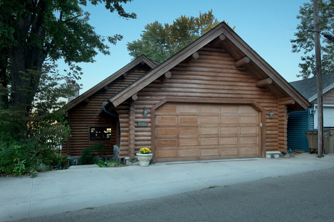 Building Photo - 6764 Kitson Dr NE