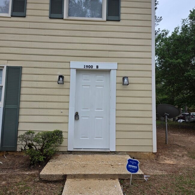 Building Photo - 1900 Buck Ln