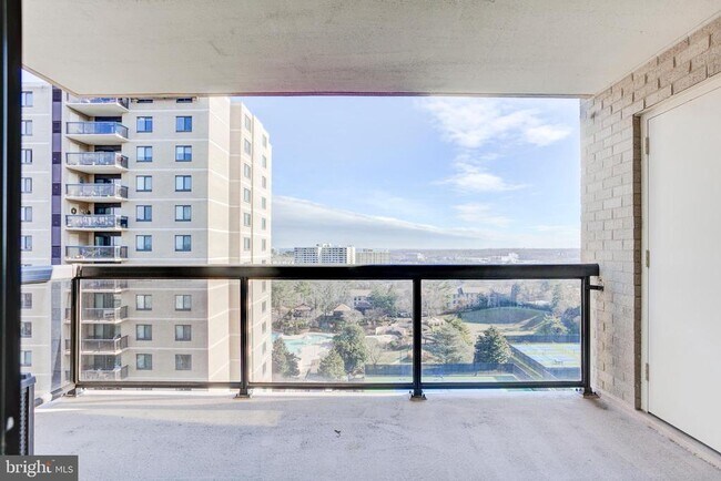 Building Photo - 307 Yoakum Pkwy