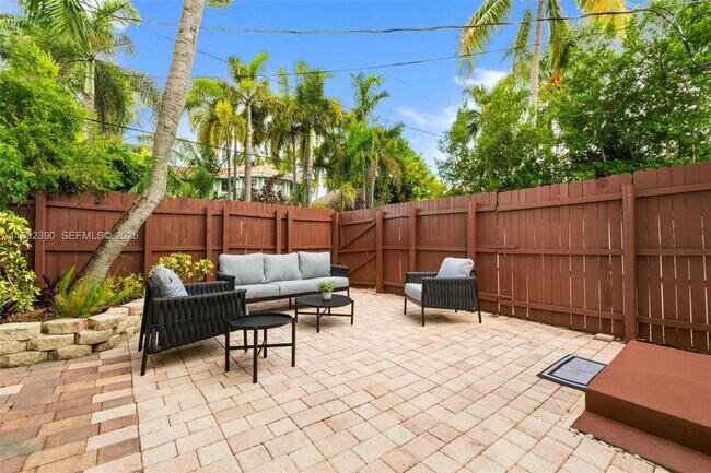 Building Photo - 1443 Hollywood Blvd