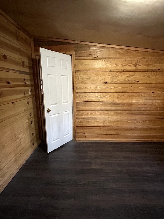 Building Photo - Brick home 3/1 available 3/1