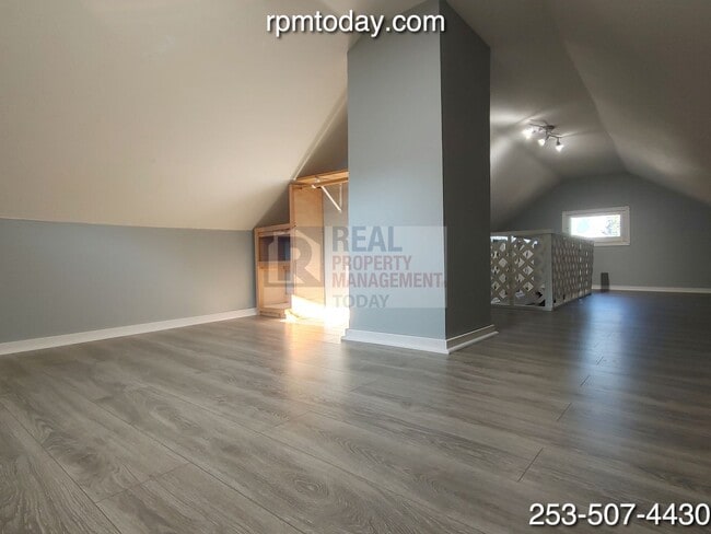 Building Photo - Charming 2 Bedroom with Bonus Loft!