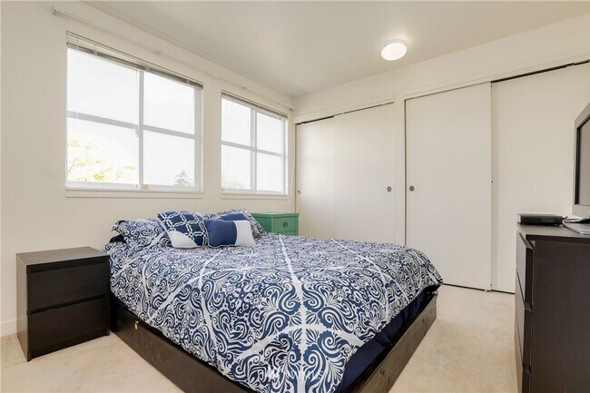 Building Photo - Beacon Hill 3bed 2.5bath Home