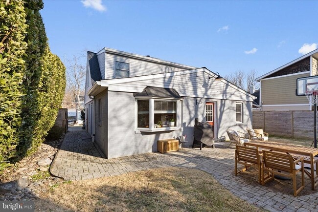 Building Photo - 10808 Hobson St