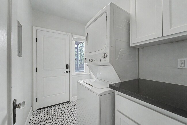 Building Photo - 1109