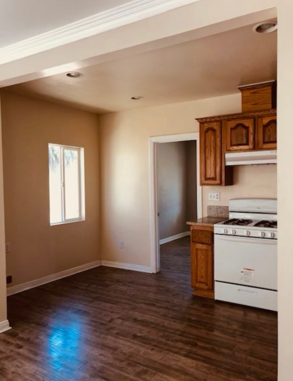 Building Photo - 1058 W 6th St