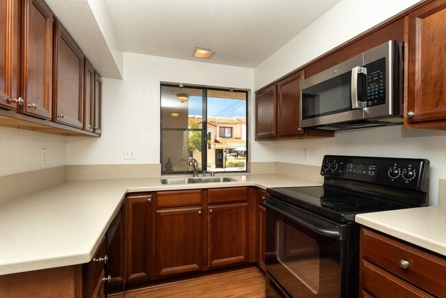 Building Photo - Beautiful 3 bedroom 2.5 bath townhouse across the street from Lake Murray