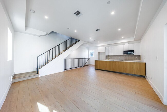 Building Photo - 5931 Woodman Ave