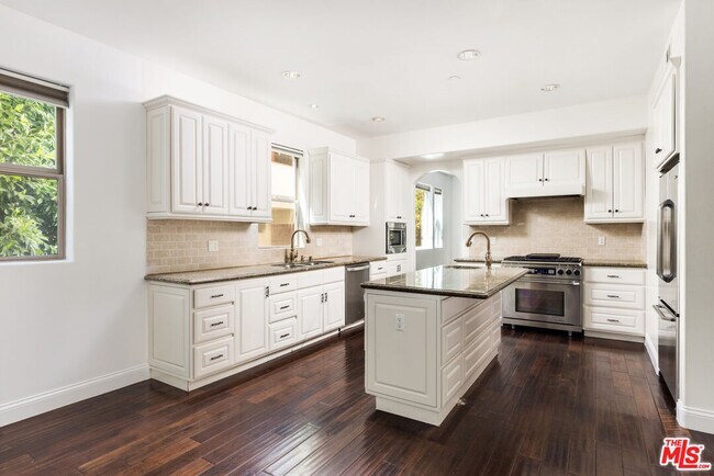 Building Photo - 320 S Swall Dr