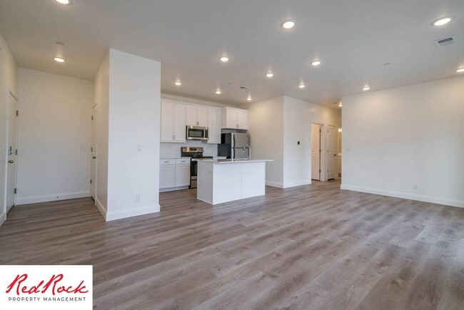 Building Photo - Spacious 3 Bedroom Unit in Desert Color Wi...