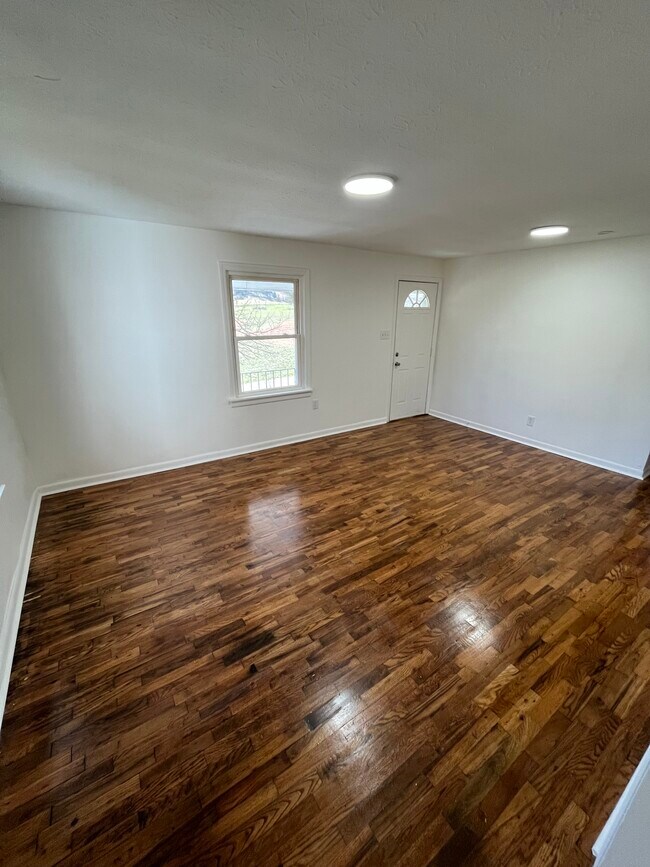 Building Photo - 125 Strawberry Ln