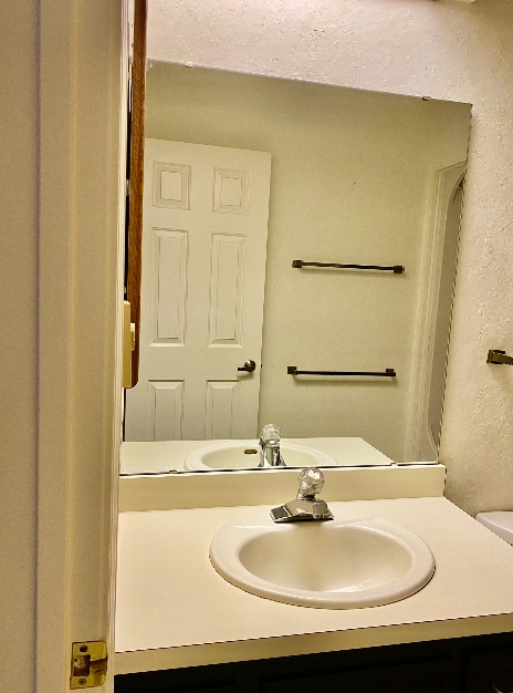 Building Photo - 3 bedroom 3 bathroom Condo in The Oaks