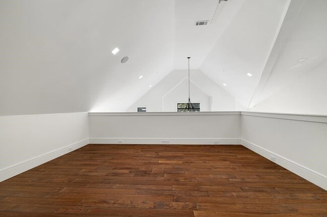 Building Photo - 1281 E Main St