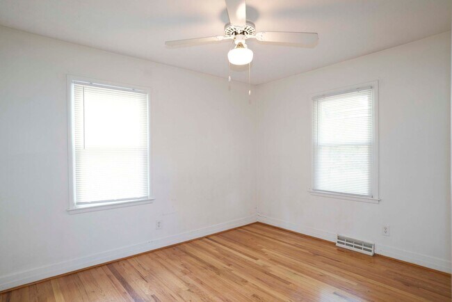 Building Photo - AVAILABLE NOW - Fully Updated 4 Bed / 2 Bath in Gladstone – Open Floor Plan + Large Fenced Yard!
