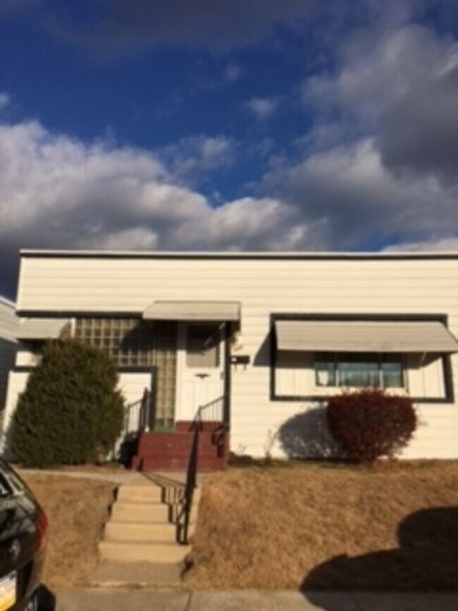 Building Photo - Future Rental! Single Family 2 Bedroom, Ya...