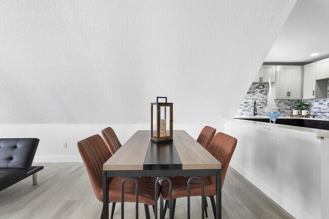 Building Photo - 1932 Lake St