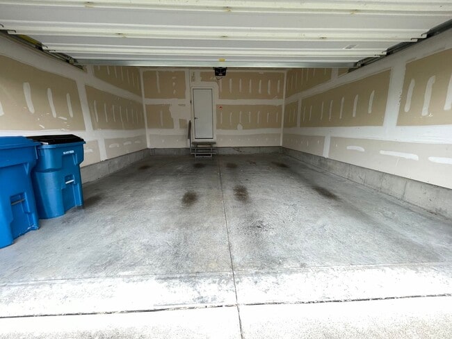 Building Photo - Large Home East Jefferson For Rent