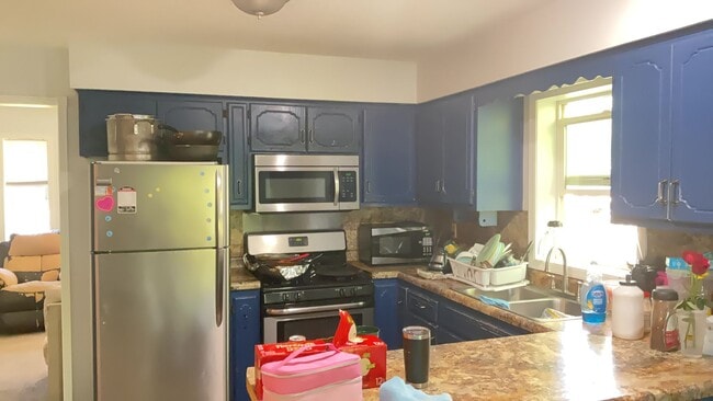 Building Photo - Large Single Family House in Oakdale!! DON'T MISS!!