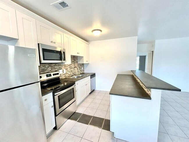 Building Photo - 1004 Pine Dr