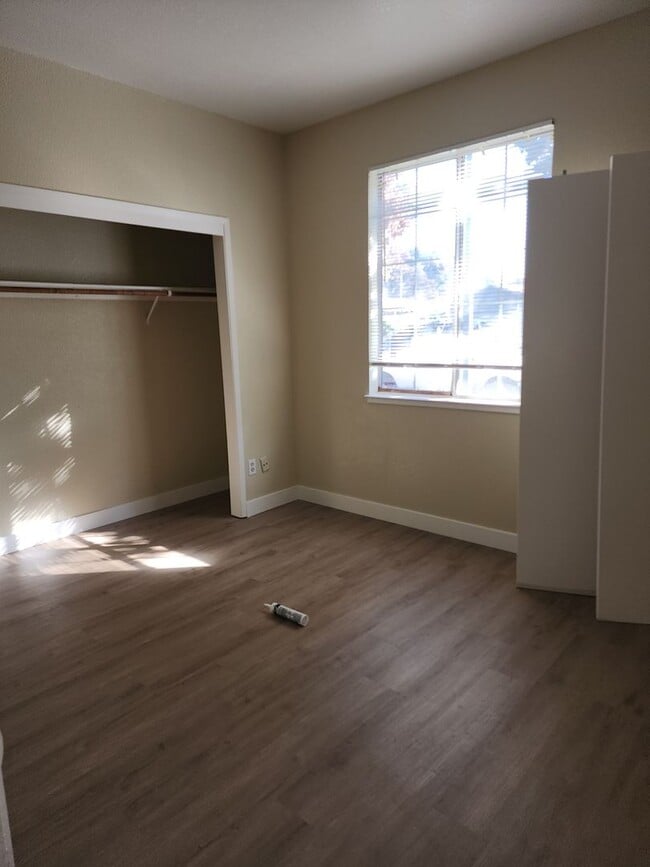 Building Photo - 3 Bedroom, 2 Bath 2 Car Garage Home