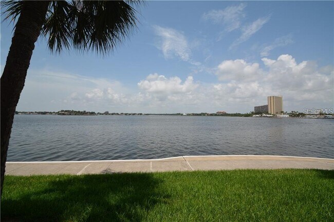 Building Photo - 7420 Bay Island Dr S