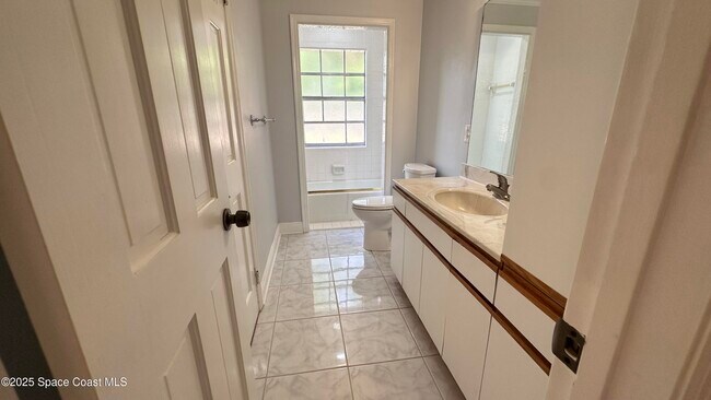 Building Photo - 301 Nesbitt St