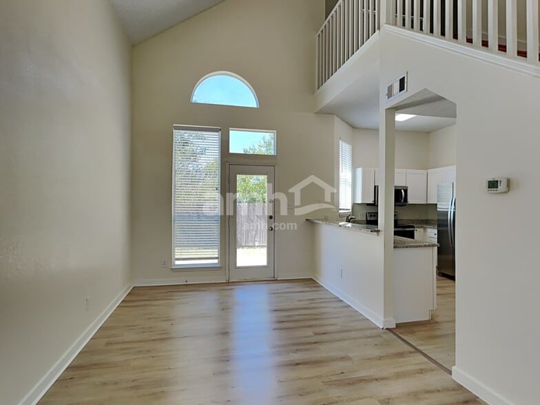 Building Photo - 225 Maple Ct