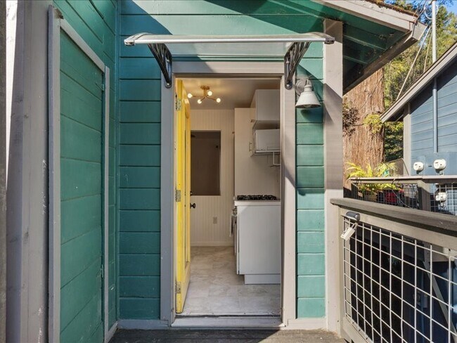 Building Photo - 14975 River Rd