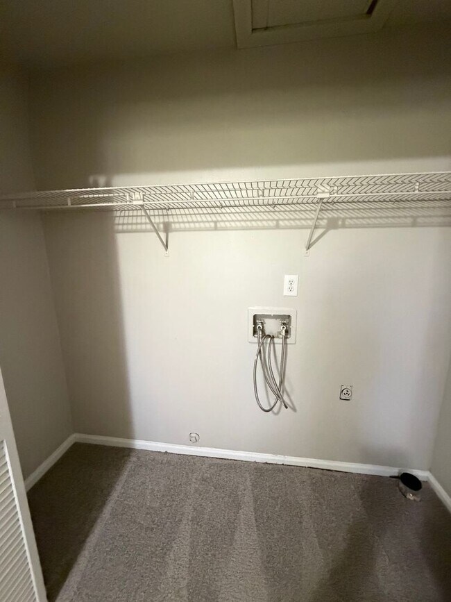 Building Photo - Oxford-2 Bedrooms