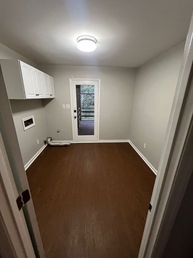 Building Photo - Wonderful 3 Bedroom Split Level Home In Sa...